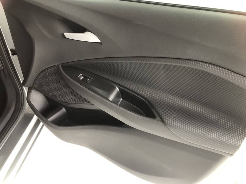 CHEVROLET - ONIX - 2025/2026 - Prata - R$ 92.800,00
