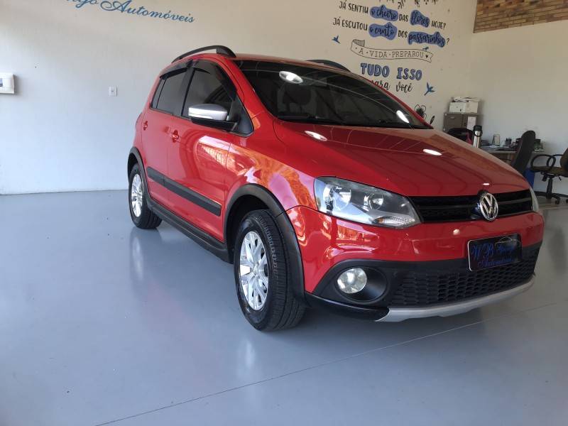 VOLKSWAGEN - CROSSFOX - 2013/2014 - Vermelha - R$ 49.800,00