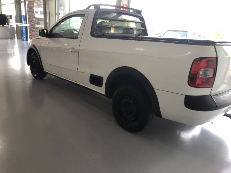 VOLKSWAGEN - SAVEIRO - 2013/2014 - Branca - R$ 41.800,00
