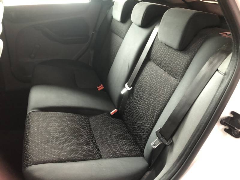 FORD - FOCUS - 2010/2011 - Branca - R$ 43.800,00