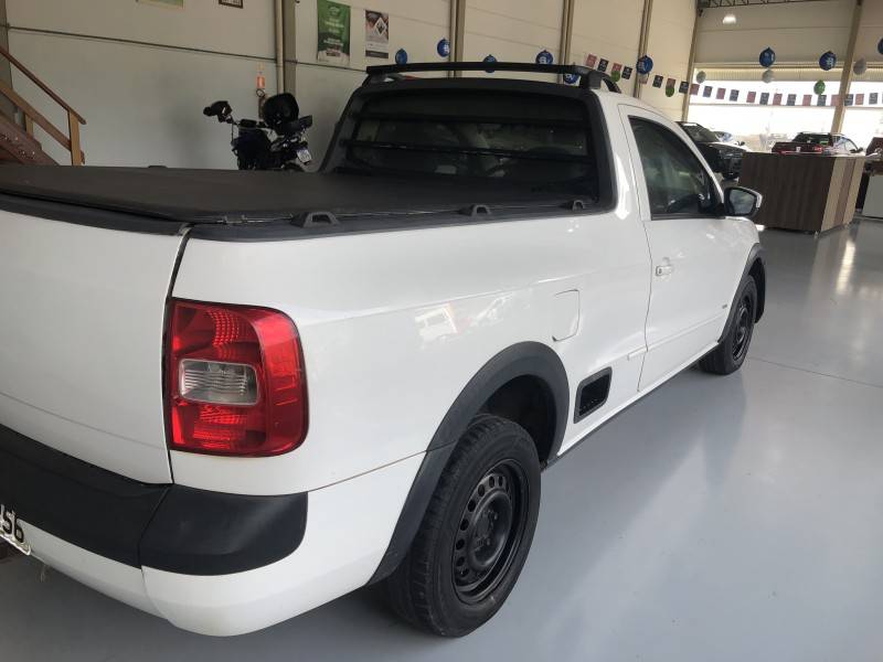 VOLKSWAGEN - SAVEIRO - 2013/2014 - Branca - R$ 41.800,00