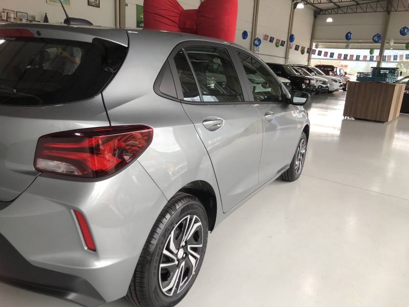 CHEVROLET - ONIX - 2025/2026 - Prata - R$ 92.800,00