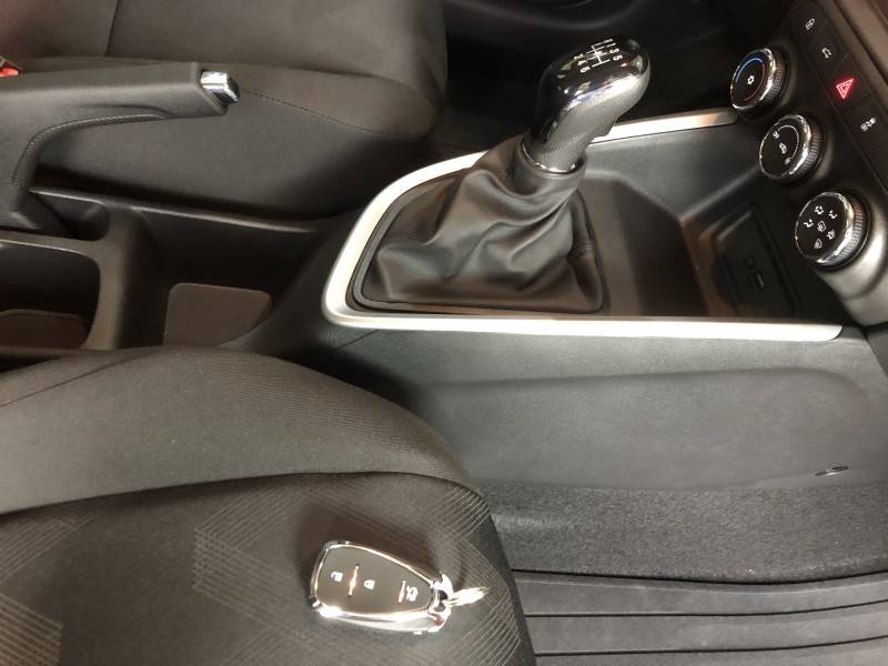 CHEVROLET - ONIX - 2025/2026 - Prata - R$ 92.800,00