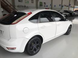 FORD - FOCUS - 2010/2011 - Branca - R$ 43.800,00