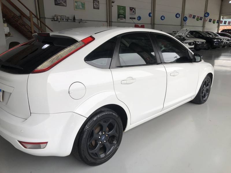 FORD - FOCUS - 2010/2011 - Branca - R$ 43.800,00