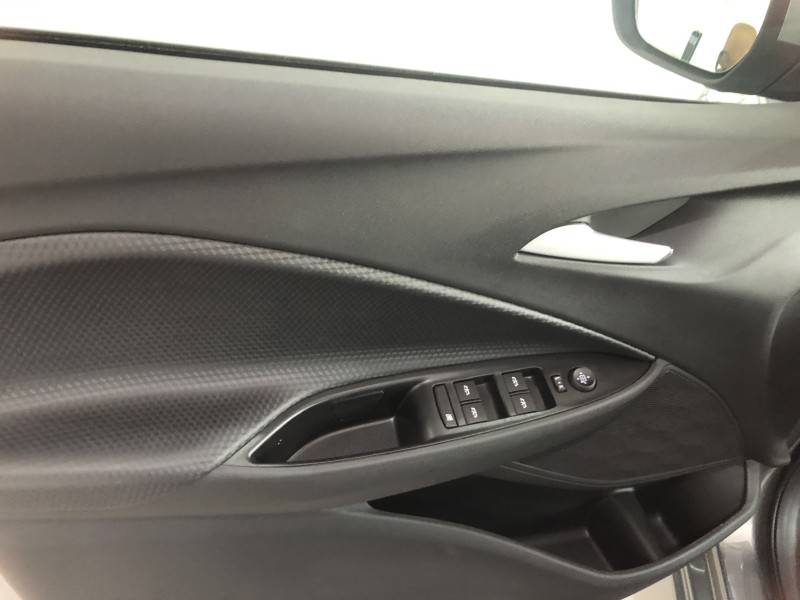 CHEVROLET - ONIX - 2025/2026 - Prata - R$ 92.800,00