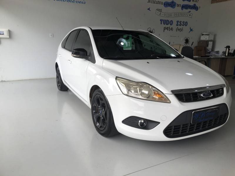 FORD - FOCUS - 2010/2011 - Branca - R$ 43.800,00