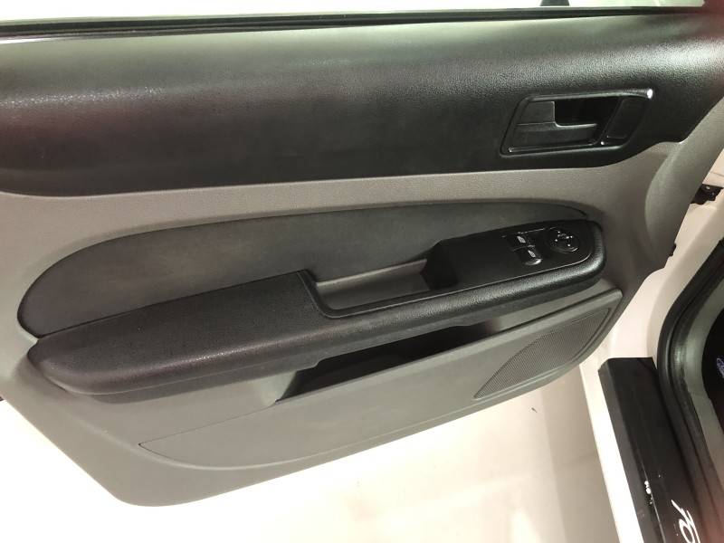 FORD - FOCUS - 2010/2011 - Branca - R$ 43.800,00