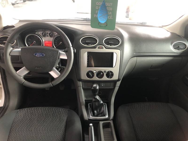 FORD - FOCUS - 2010/2011 - Branca - R$ 43.800,00