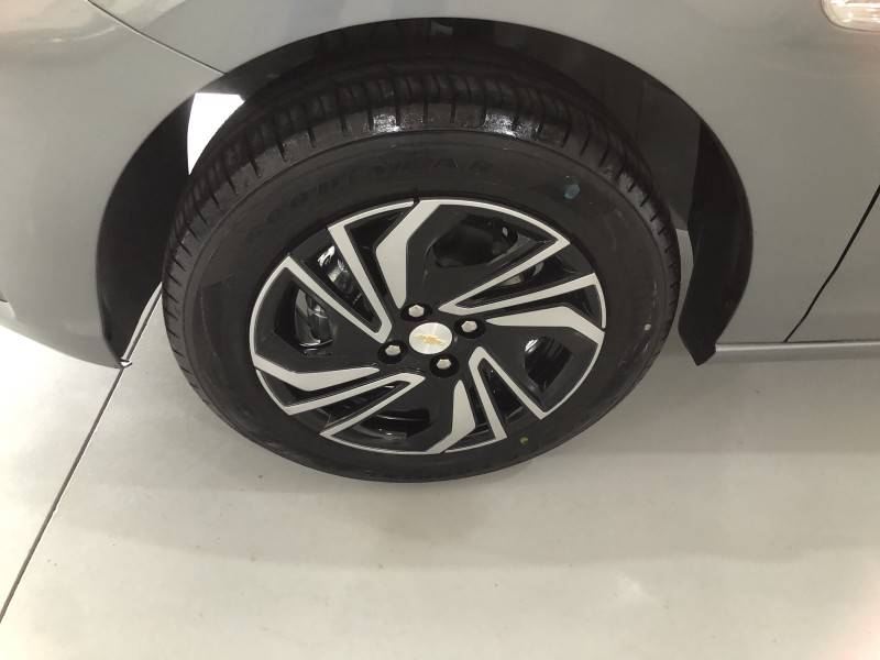 CHEVROLET - ONIX - 2025/2026 - Prata - R$ 92.800,00