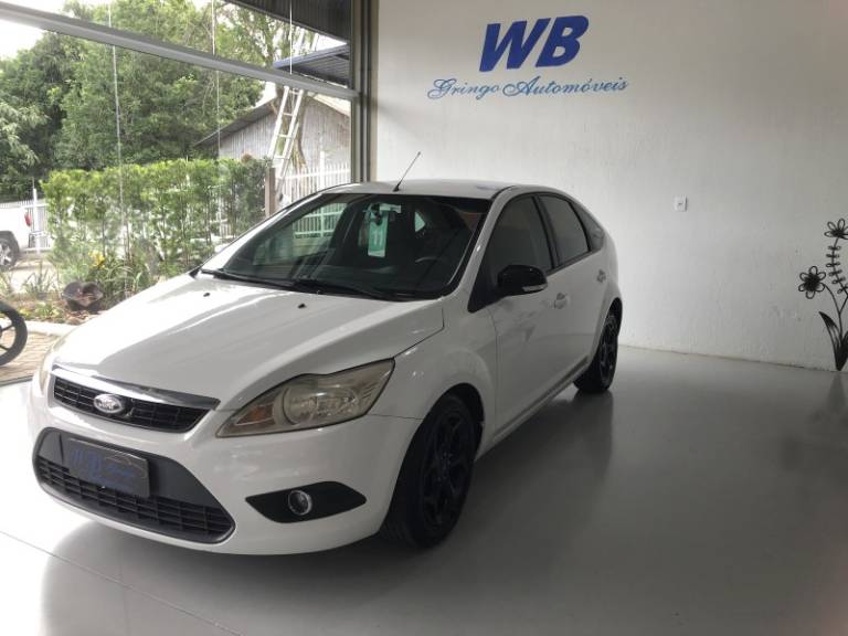 FORD - FOCUS - 2010/2011 - Branca - R$ 43.800,00