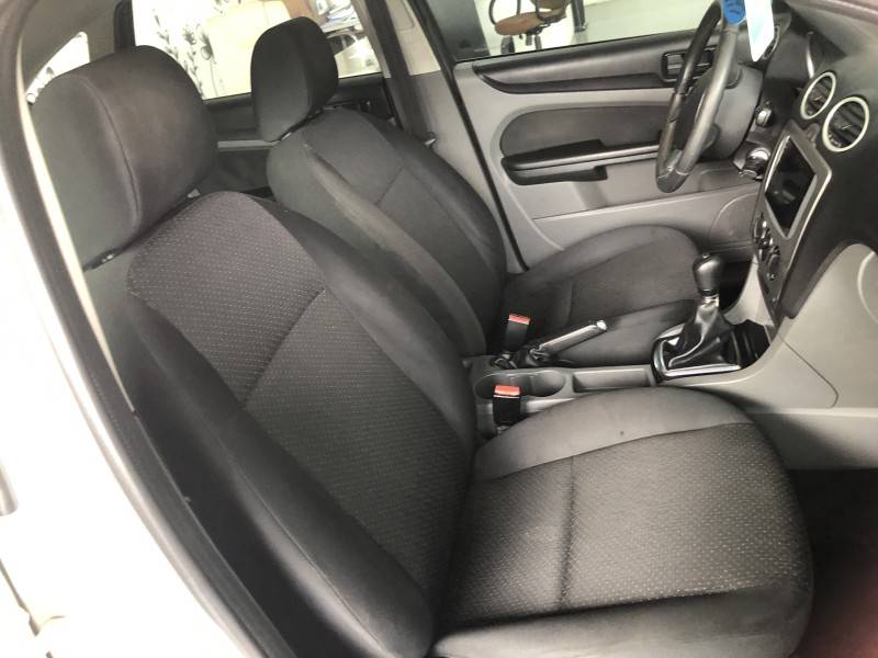 FORD - FOCUS - 2010/2011 - Branca - R$ 43.800,00